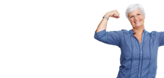 Pensionistin hält beide Arme im rechten Winkel in die Höhe und hat zwei Fäuste gebildet. Sie lächelt selbstbewusst in die Kamera