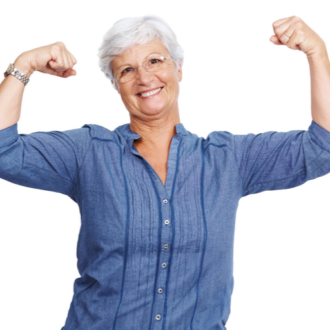 Pensionistin hält beide Arme im rechten Winkel in die Höhe und hat zwei Fäuste gebildet. Sie lächelt selbstbewusst in die Kamera