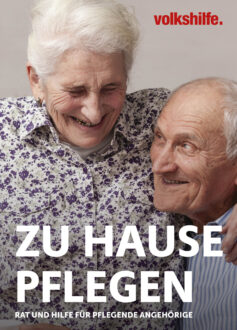 Pensionist und Pensionistin umarmen sich und lächeln sich an