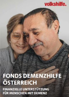 Pensionistin umarmt Pensionist, beide lächeln