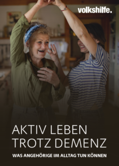 Pensionistin und Angehörige tanzen zusammen