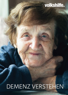 Pensionistin lächelt in die Kamera