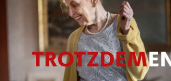 Pensionistin tanzt und lächelt, Text: TrotzDemenz