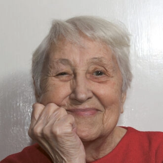 Pensionistin lächelt in die Kamera