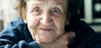 Portrait von Pensionistin