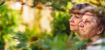 Pensionistin und Angehörige betrachten die Natur