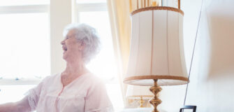 Pensionistin und Pflegerin lachen