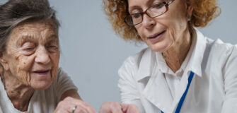 Pensionistin mit Mitarbeiterin