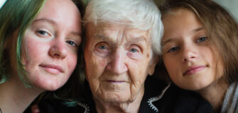 Pensionistin mit ihren zwei Enkelkindern