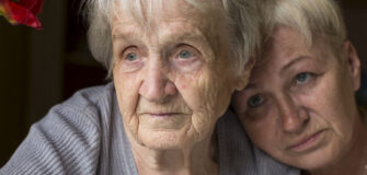 Pensionistin und Angehörige