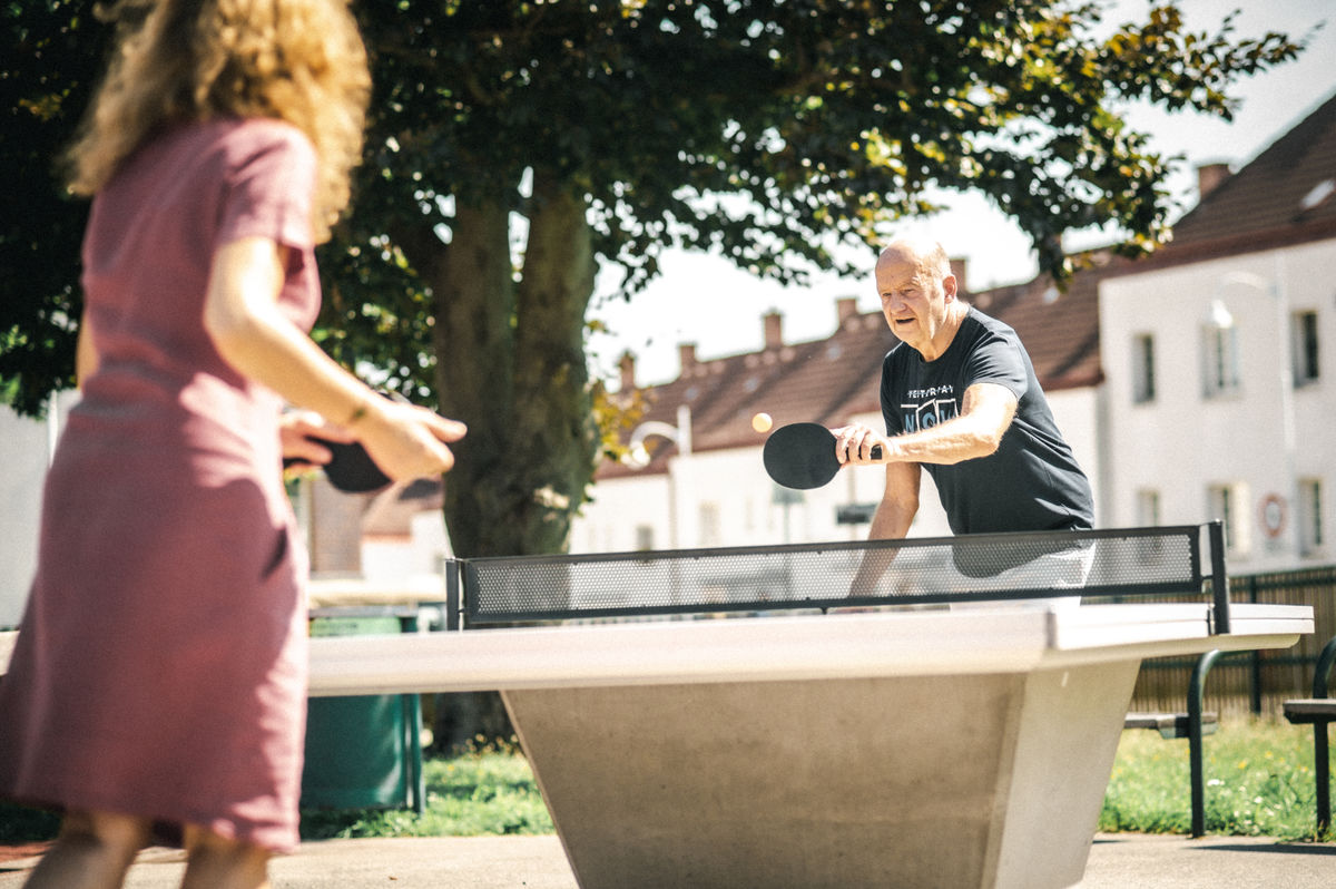 Andreas spielt Ping Pong