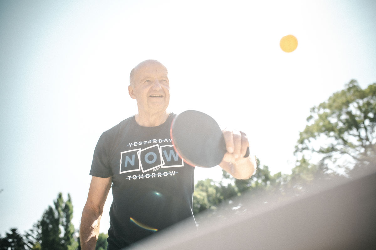 Andreas spielt Ping Pong