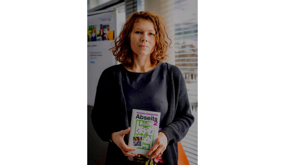 Johanna Constantini hält ihr Buch in der Hand