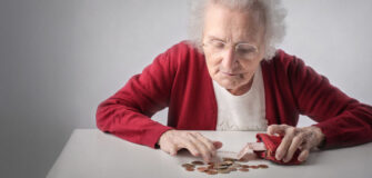 Pensionistin zählt ihr Geld