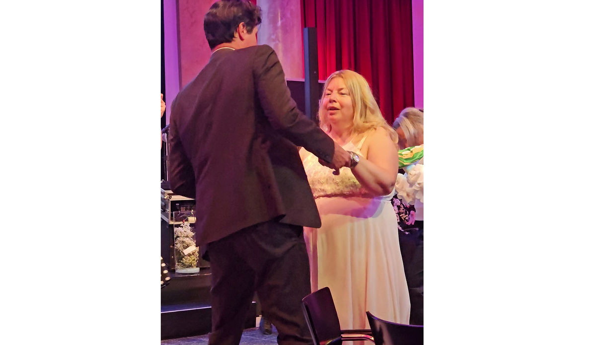 Besucher tanzen auf dem Vergissmeinnicht Ball