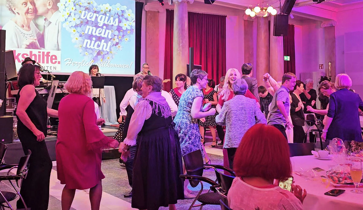 Besucher tanzen auf dem Vergissmeinnicht Ball