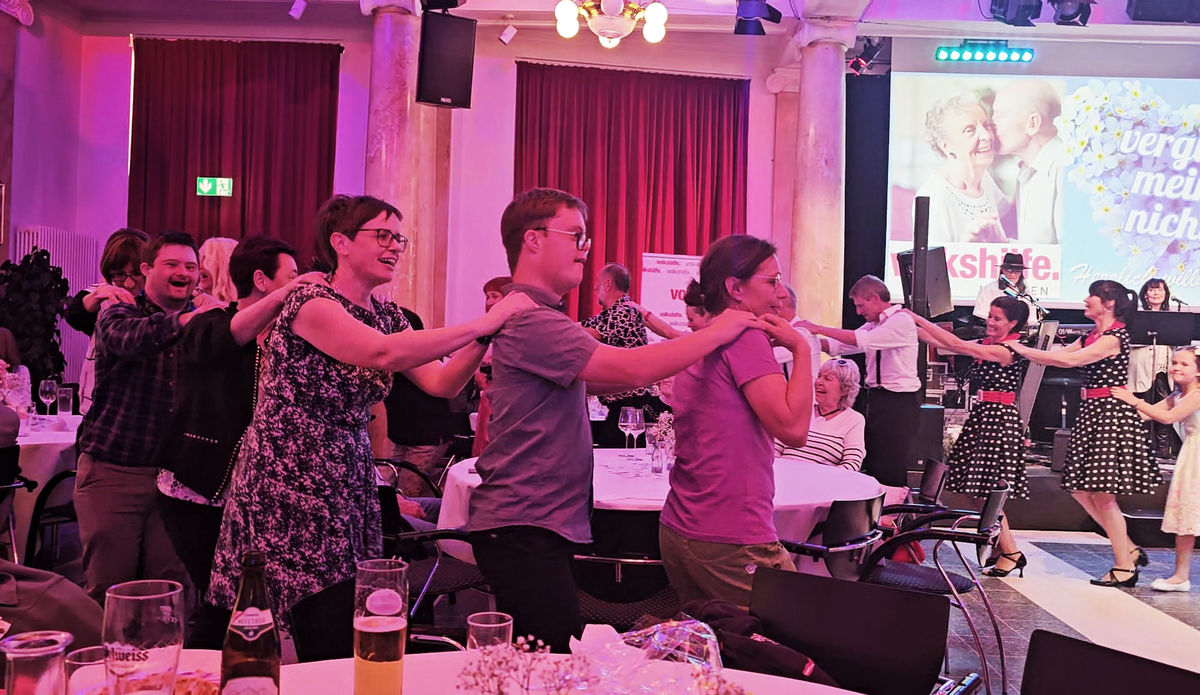 Besucher tanzen auf dem Vergissmeinnicht Ball