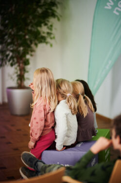 Kinder hören bei der Buchlesung zu