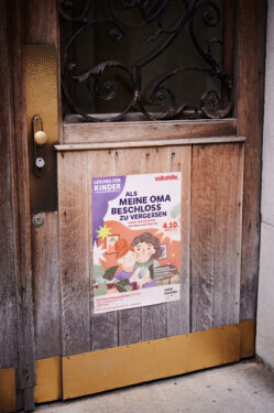 Werbeposter der Buchlesung hängt an Tür