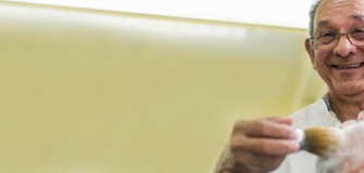 Pensionist arbeitet als Barbier