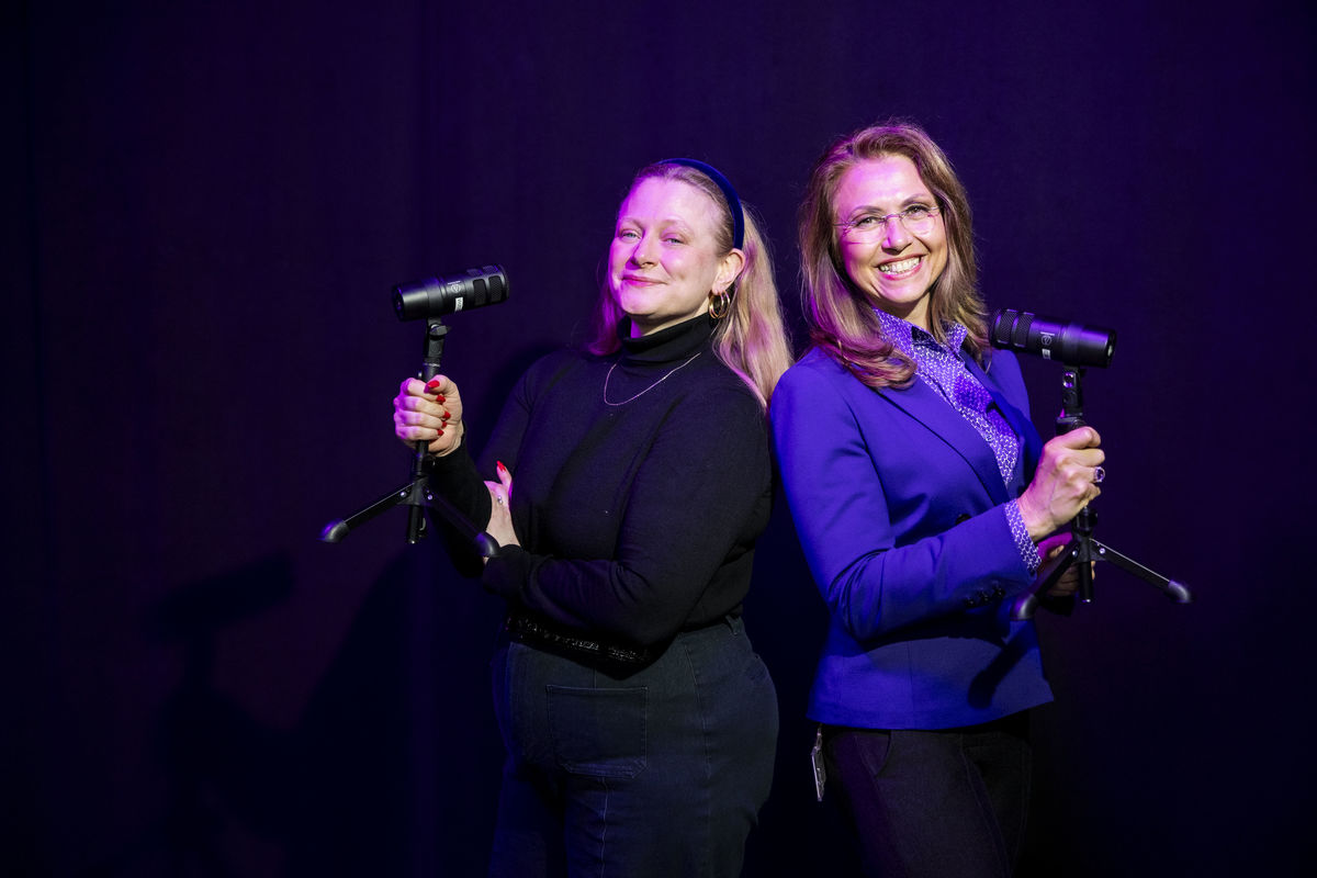 Asta Krjci-Sebesta, Volkshilfe und Mag. Marion Seidenberger halten Microphon in der Hand und stehen mit den Rücken zueinander