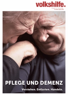 Cover Broschüre Pflege & Demenz: Verstehen. Entlasten. Handeln: Pensionist und Pensionistin umarmen sich und lachen