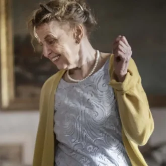 Pensionistin tanzt und lächelt