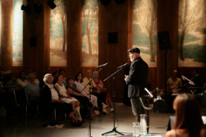 Erich Fenninger redet zum Publikum