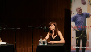 Mari Lang unterhält sich mit Erwin Steinhauer auf der Bühne und spricht in ein Mikrofon