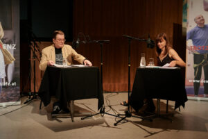 Mari Lang und Erwin Steinhauer reden ins Mikrofon