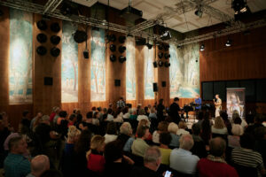 Publikum hört Musikern auf der Bühne zu