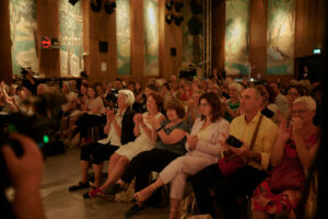 Das Publikum klatscht