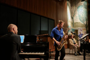 Das Bernd Fröhlich Trio spielt auf der Bühne