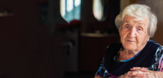 Pensionistin schaut in die Kamera