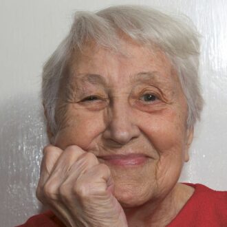 Pensionistin lächelt in die Kamera