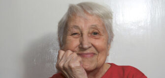 Pensionistin lächelt in die Kamera