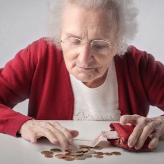 Pensionistin zählt ihr Geld