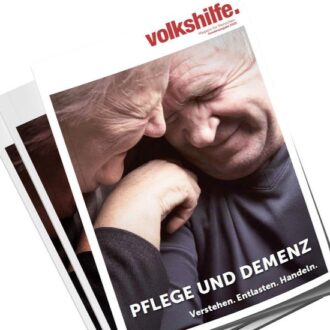 Mockup des Sondermagazins "Pflege und Demenz: Verstehen. Entlasten. Handeln." Zu sehen sind eine Pensionistin und ein Pensionist, die sich umarmen und lächeln