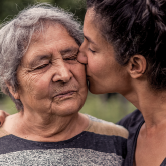 Angehörige küsst Pensionistin auf die Wange