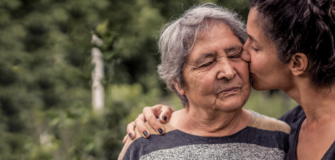 Angehörige küsst Pensionistin auf die Wange