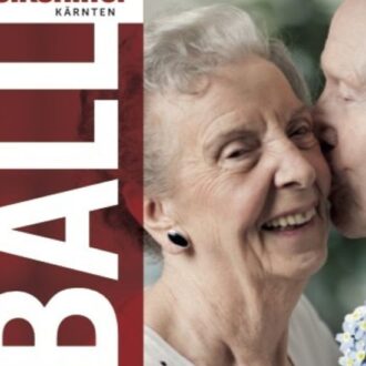 Pensionist küsst Pensionistin auf die Wange, welche fröhlich lächelt. Darunter sieht man ein Herz aus Vergissmeinnicht Blumen mit der gleichnamigen Aufschrift auf dem Herz stehend. Auf der linken Seite steht in großen Buchstaben "Ball" und "Kärnten"